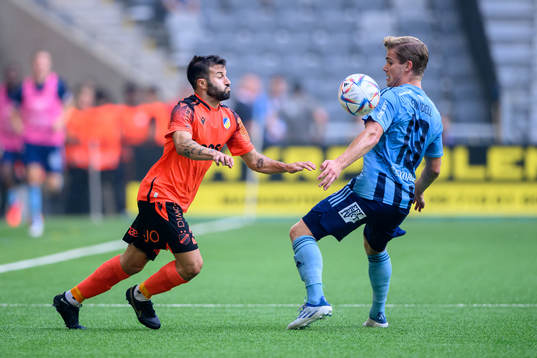 Franco Ariel Ferrari of Apoel and Hampus Finndell of