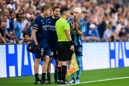 Haris Radetinac of Djurgården reacts towrds the assistant