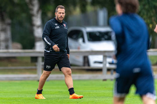 Tvååkers assisterande tränare Tobias Hysén före fotbollsmatchen i Ettan södra mellan Tvååker och Vänersborg den 19 augusti 2022 i Tvååker. 