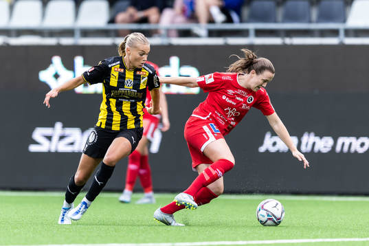 Häckens Stine Larsen och Örebros Maja Regnås Valcic