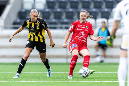 Häckens Stine Larsen och Örebros Maja Regnås Valcic