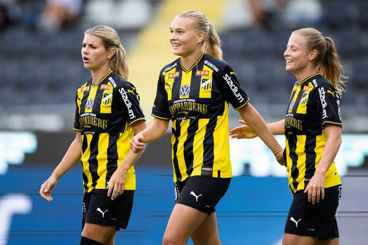 Häckens Stine Larsen jublar med Andrine Stolsmo Hegerberg och Anna Anvegård efter 4-0