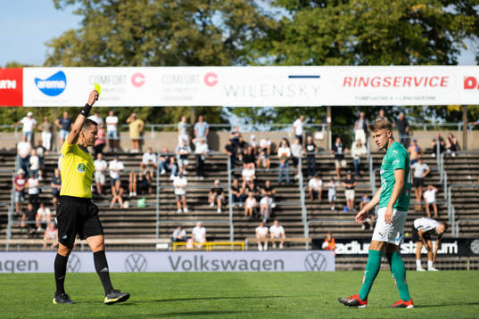 Jönköpings Daniel Strandsäter varnas av domare Martin Strömbergsson