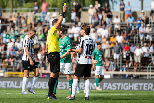 Landskronas Filip Ottosson får varning av domaren Martin