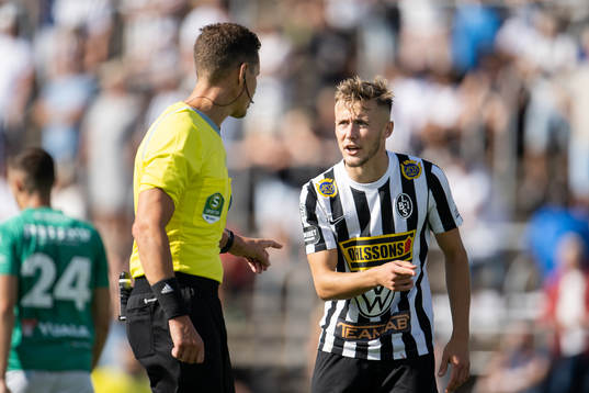 Landskronas Melker Heier i samtal med domare Martin