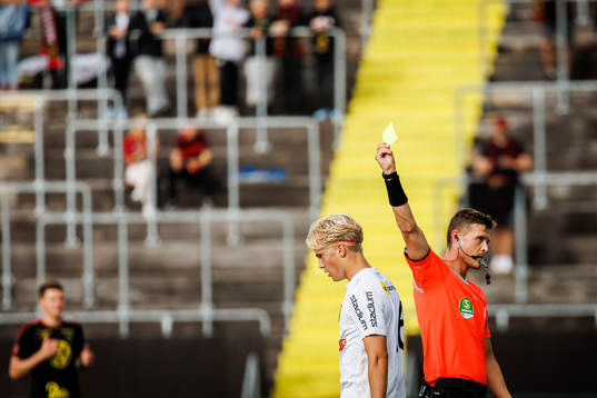 Brommapojkarnas Lucas Bergvallfår gult kort