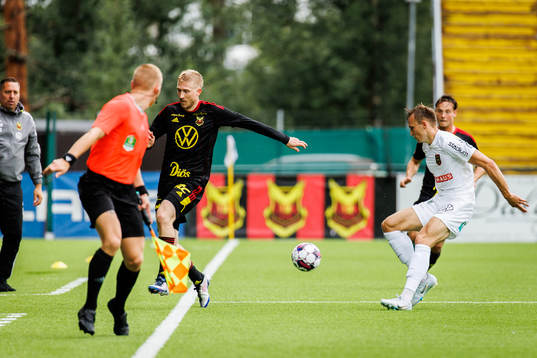 Östersunds Simon Kroon  med en klack