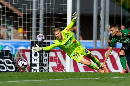 Varbergs målvakt Fredrik Andersson ser bollen gå i mål till 2-1