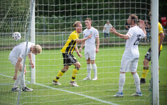  IFK Hässleholms Robin Strömberg har gjort 0-1 och jublar i matchen i div. 2 mellan Österlens FF och IFK Hässleholm i Skillinge 20 augusti 2022.