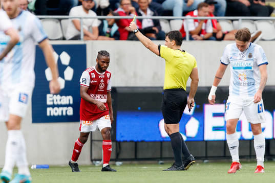 Sandvikens John Junior Igbarumah får gult kort