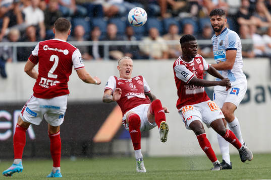 Sandvikens Tim Hartzell och Mohammed Sadat Abubakari mot Gefles Cihan Sener