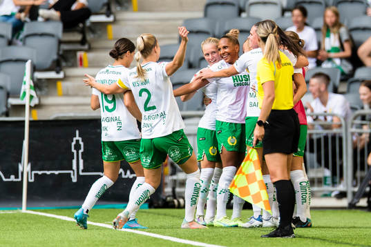 Hammarbys Madelen Janogy gör 3-0 och jublar med lagkamrater