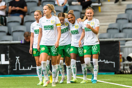 Hammarbys Madelen Janogy gör 3-0 och jublar med lagkamrater