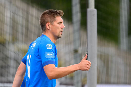 Halmstads Mikael Boman gör tummen upp