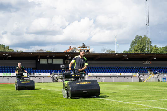 Planskötare klipper gräset