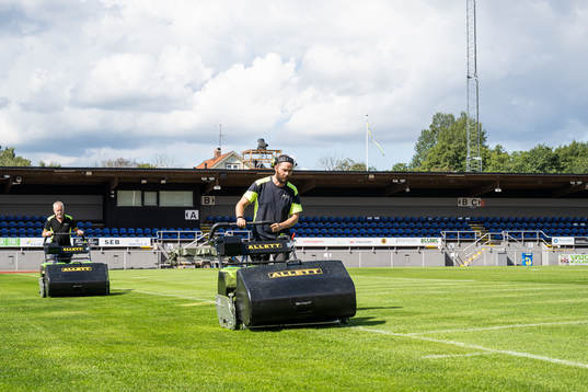 Planskötare klipper gräset