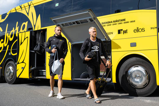 Elfsborgs Jack Cooper Love och Simon Strand anländer till fotbollsmatchen i Allsvenskan mellan Värnamo och Elfsborg den 21 augusti 2022 i Värnamo. 