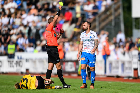 Värnamos Evaldo Nascimento Lamaur Neto får ett gult kort av domare Richard Sundell