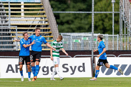 Halmstads Mikael Boman jublar mad Erik Ahlstrand