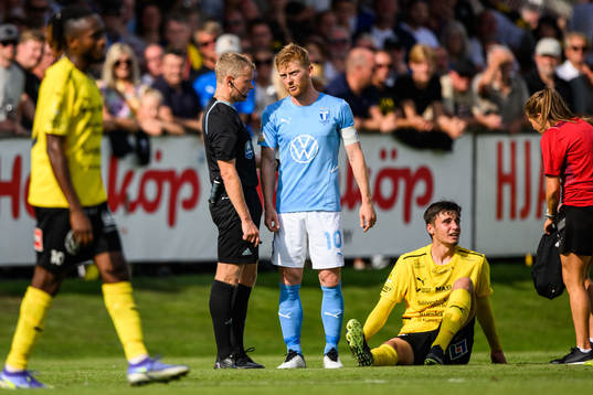 domare Fredrik Klitte i samtal med Malmö FFs Anders Christiansen