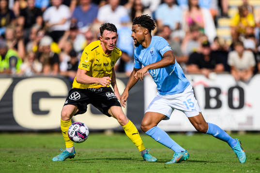 Mjällbys Noah Persson och Malmö FFs Joseph Ceesay