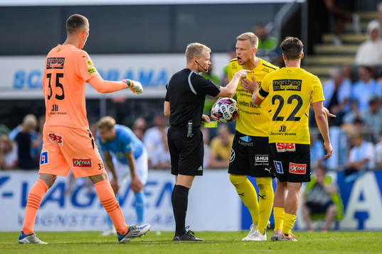 domare Fredrik Klitte i diskussion med Mjällbys David Löfquist