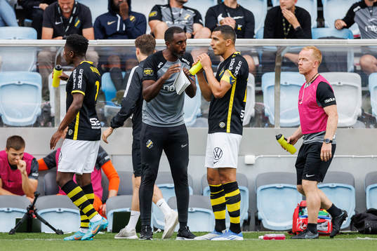 AIKs tränare Henok Goitom i samtal med Nabil Bahoui