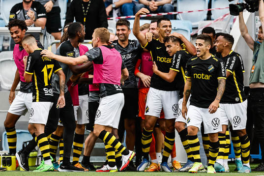 AIKs Nabil Bahoui jublar med lagkamrater efter 0-3