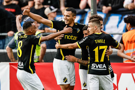 AIKs Nicolas Stefanelli jublar med lagkamrater