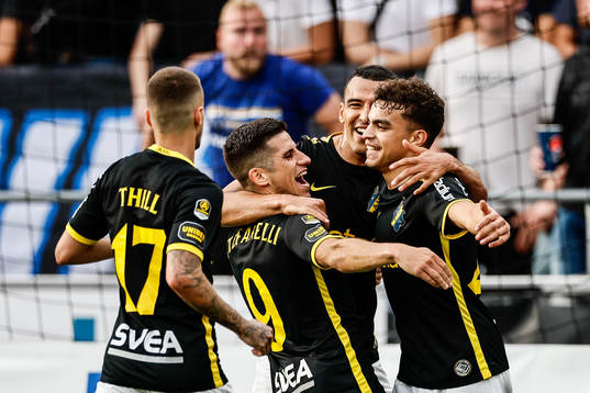 AIKs Nicolas Stefanelli jublar med lagkamrater