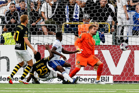 IFK Norrköpings Maic Sema gör 2-3 på AIKs målvakt Kristoffer Nordfeldt