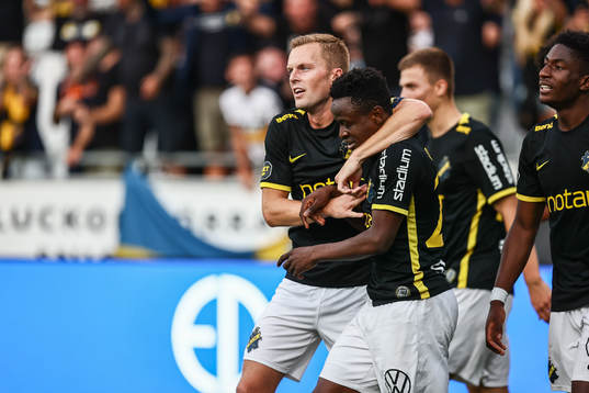 AIKs Erick Otieno Ouma jublar med Sebastian Larsson