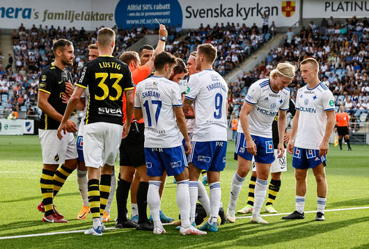 s Vincent Thill för rött kort under fotbollsmatchen i Allsvenskan mellan IFK Norrköping och AIK den 21 augusti 2022 i Norrköping. 