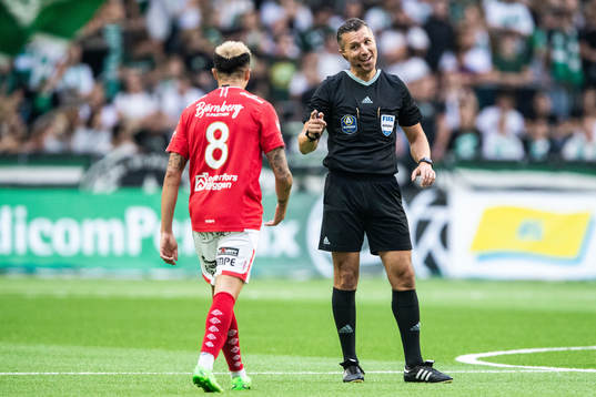Degerfors Diego Campos och domare Bojan Pandzic