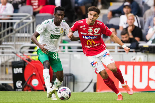Hammarbys Bubacarr Trawally och Degerfors Justin Salmon