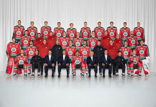  Petteri Lindbohm, Andreas Borgman, Lucas Nordsäter, Radan Lenc, Liam Dower Nilsson, Tom Nilsson, Filip Johansson, Pontus Johansson, Linus Nässén, Anders Grönlund. 3:e ledet från vänster: Mats Rosseli Olsen, Materialförvaltare Håkan Olofsson, Fystränare Pär Edlund, Filip Hasa, Ryan Lasch, Jere Innala, Naprapat Martin Söderblom, Rehabkoordinator Stina Hedin, Jan Mursak. 2:a ledet från vänster: Frederik Dichow, Anthony Greco, Analytiker Erik Lignell, Assisterande tränare Anders Burström, Max Friberg, Jacob Nilsson, Målvaktscoach Kristoffer Martin, Läkare Kurt Andersson, Patrik Carlsson, Lars Johansson. Sittande från vänster: Nicklas Lasu, Huvudtränare Roger Rönnberg, Sportchef Fredrik Sjöström, Klubbchef Christian Lechtaler, Joel Lundqvist, Ordförande Mats Grauers, Assisterande sportchef Andreas West, Assisterande tränare Kristofer Näslund, Christian Folin. Editors note: Bilden är manipulerad, objekt har tagits bort och lagts till.