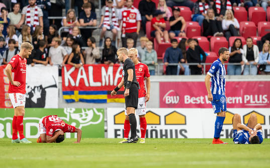 Kalmars Romario Pereira Sipiao och IFK Göteborgs Kevin Yakob har ont