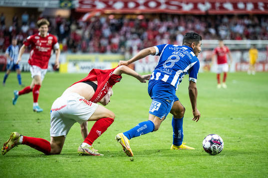 Kalmars Axel Lindahl och IFK Göteborgs Hosam Aiesh