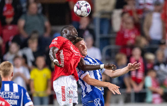 Kalmars Papa Diouf och IFK Göteborgs Carl Johansson