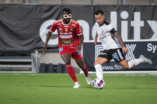 Skövde AIKs Prince Isaac Kouame och Örebros Jiloan Hamad