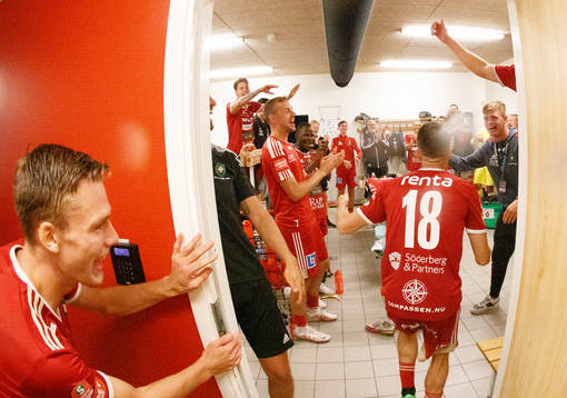 Skövde AIKs Yoann Fellrath jublar i omklädningsrummet