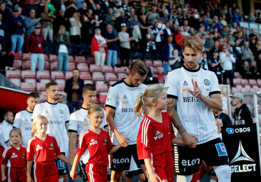 Örebros Daniel Björnquist på väg ut till