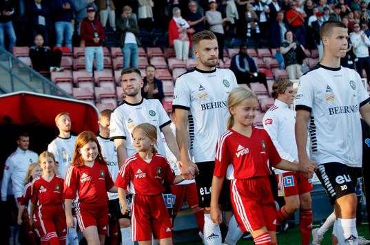 Örebros Erik Björndahl på väg ut till fotbollsmatchen i