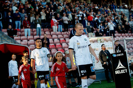 Örebros Daniel Gustavsson på väg ut till fotbollsmatchen i Superettan mellan Örebro och Skövde AIK den 23 augusti 2022 i Örebro. 