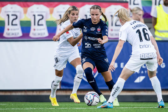 FC Rosengårds Ria Noora Minerva Öling och Häckens Andrine Stolsmo Hegerberg och Anna Sandberg