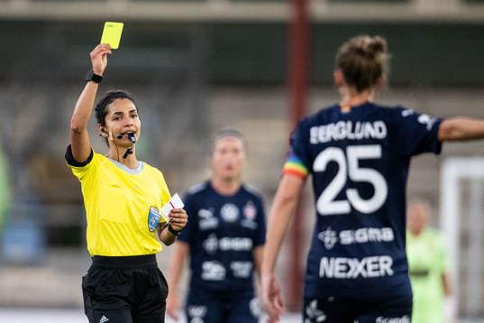 FC Rosengårds Emma Berglund tilldelas gult kort av domare Maral Mirzai Beni