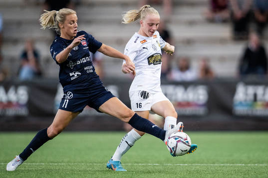 FC Rosengårds Mimmi Larsson och Häckens Anna Sandberg
