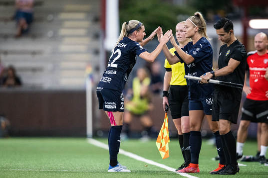 Byte mellan FC Rosengårds Olivia Schough och Karin Lundin