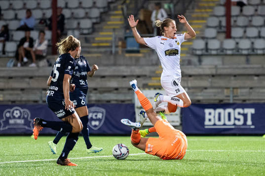 FC Rosengårds målvakt Teagan Micah och Häckens Anna