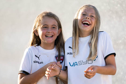 Två unga tjejer från Rosengårds